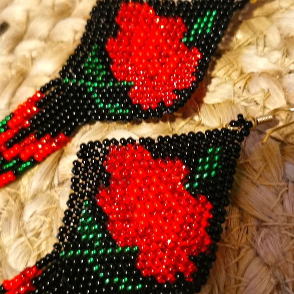 Hand beaded rose earrings - Picture 3 of 3